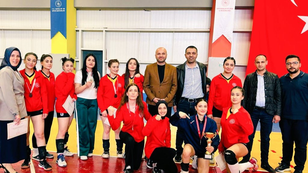 Ağrı’nın Genç Voleybolcuları Bölge İkincisi Oldu