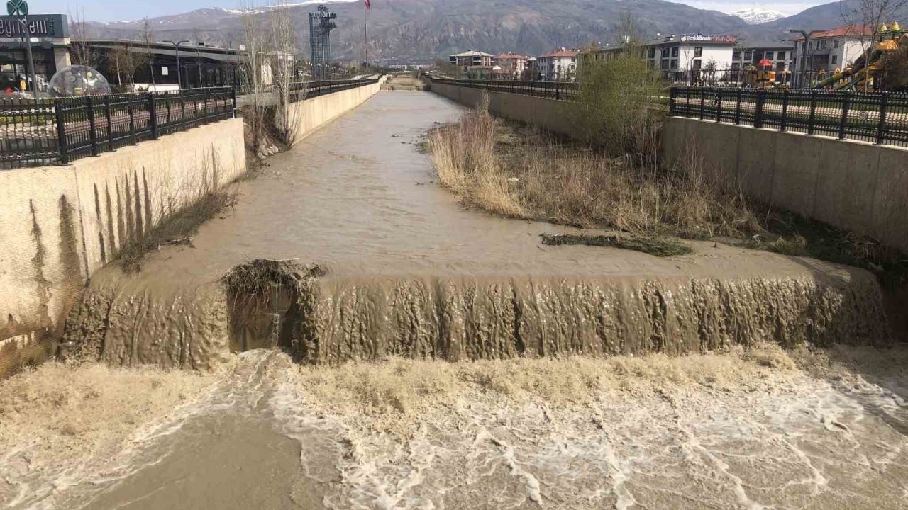 Kuruyan Vasgirt deresi coştu