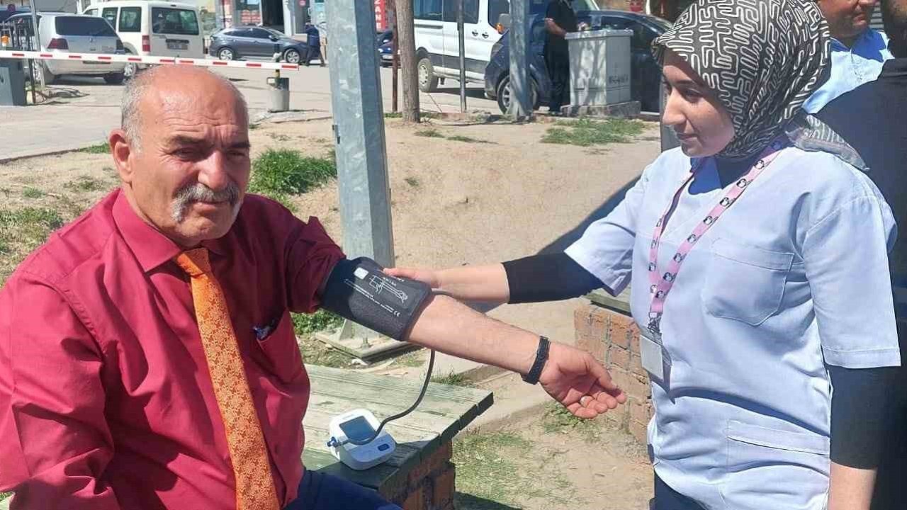 Öğrenciler, halkın şeker ve tansiyonunu ölçtü