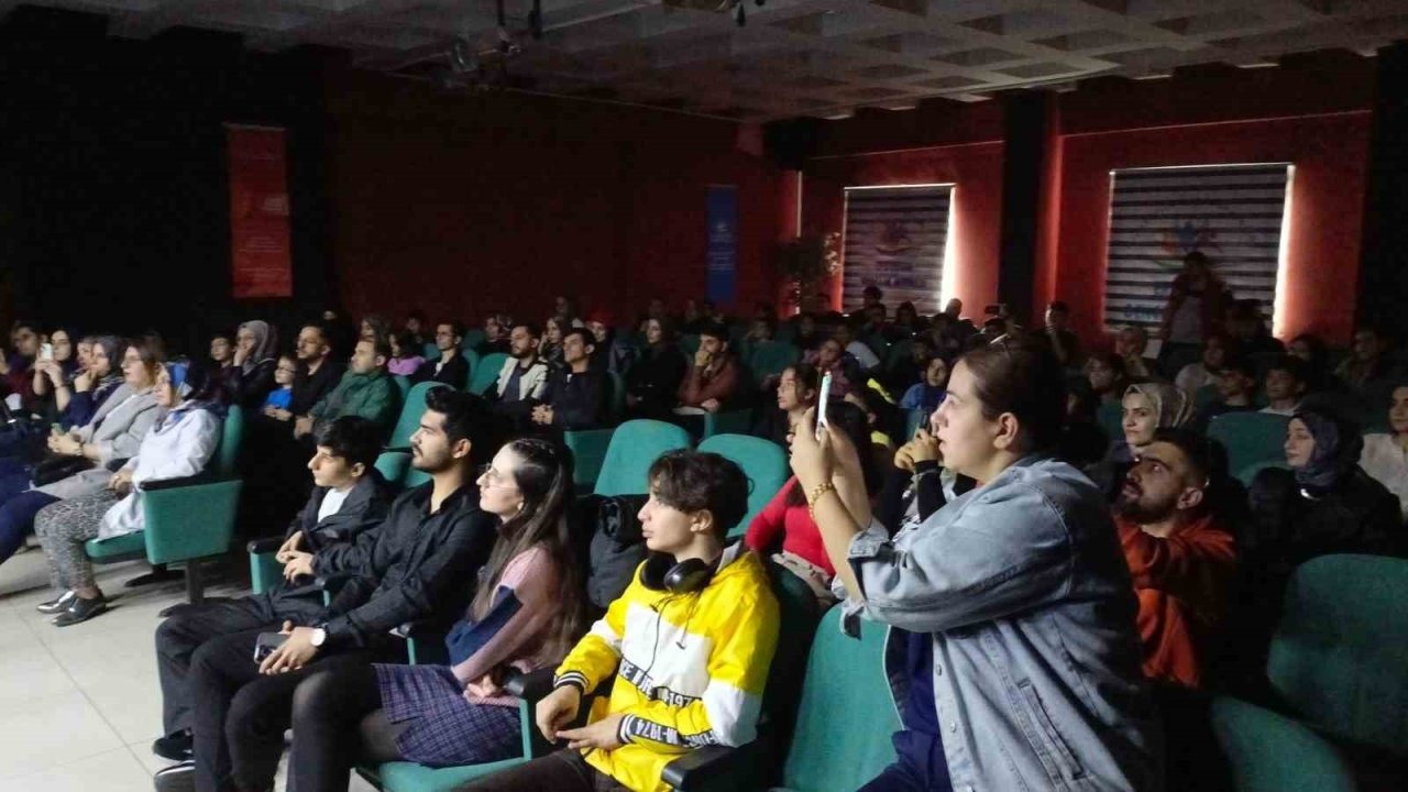 Zamanın dehlizinde bir kurşun adlı oyun sahnelendi