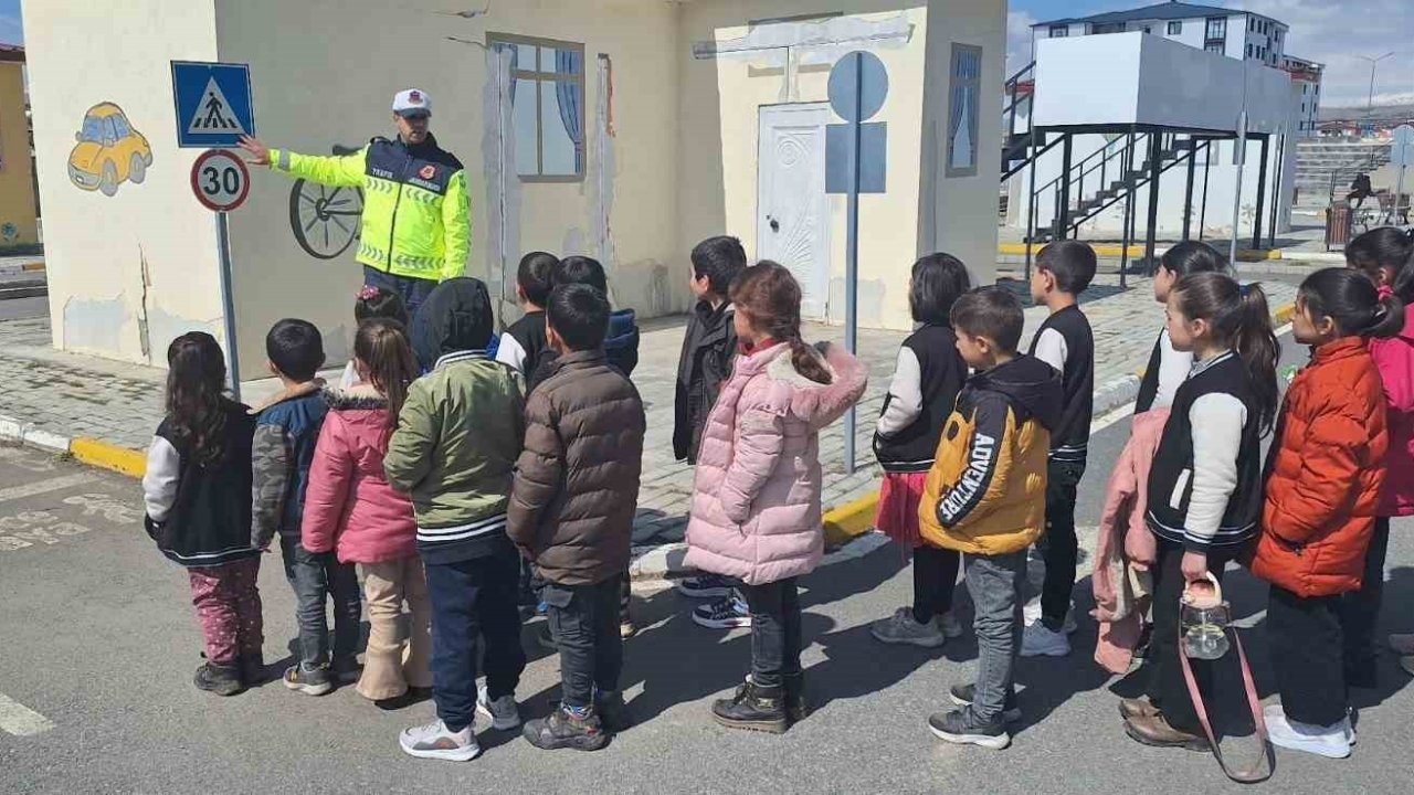 Jandarmadan öğrencilere trafik eğitimi