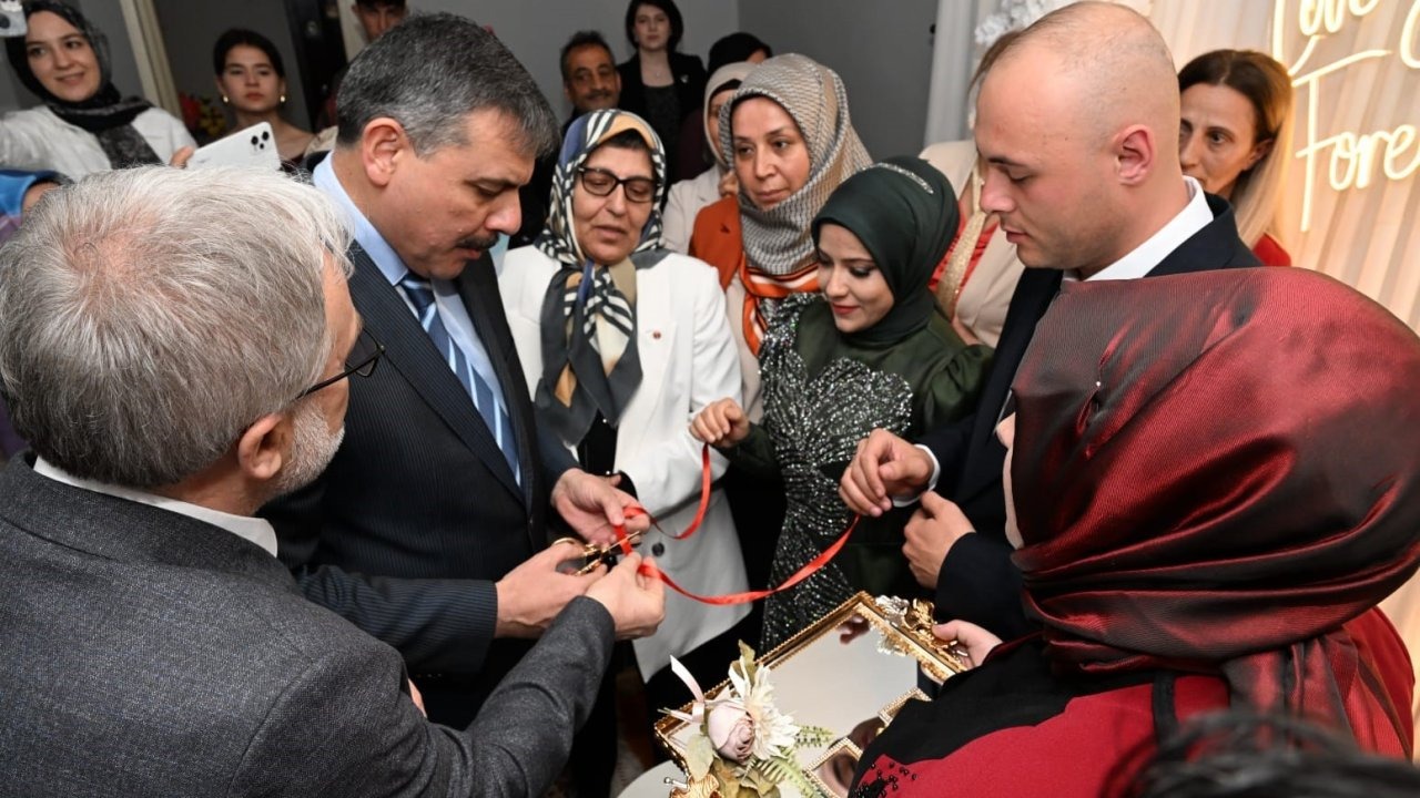 Kız istemeye Vali’de katıldı