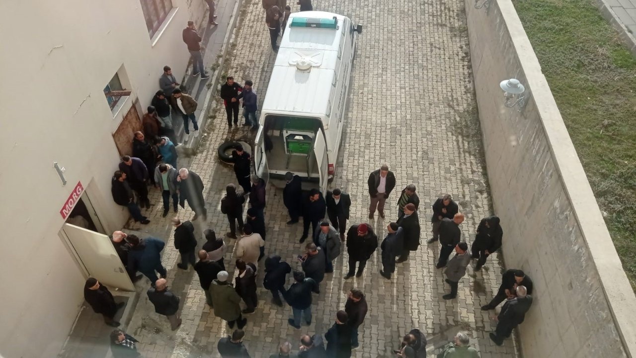 Oğlu ile çiriş toplamaya gitmişti