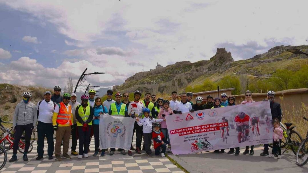 Bisikletliler Derneği Van Temsilciliği sağlıklı yaşam için bisiklet turu düzenlendi