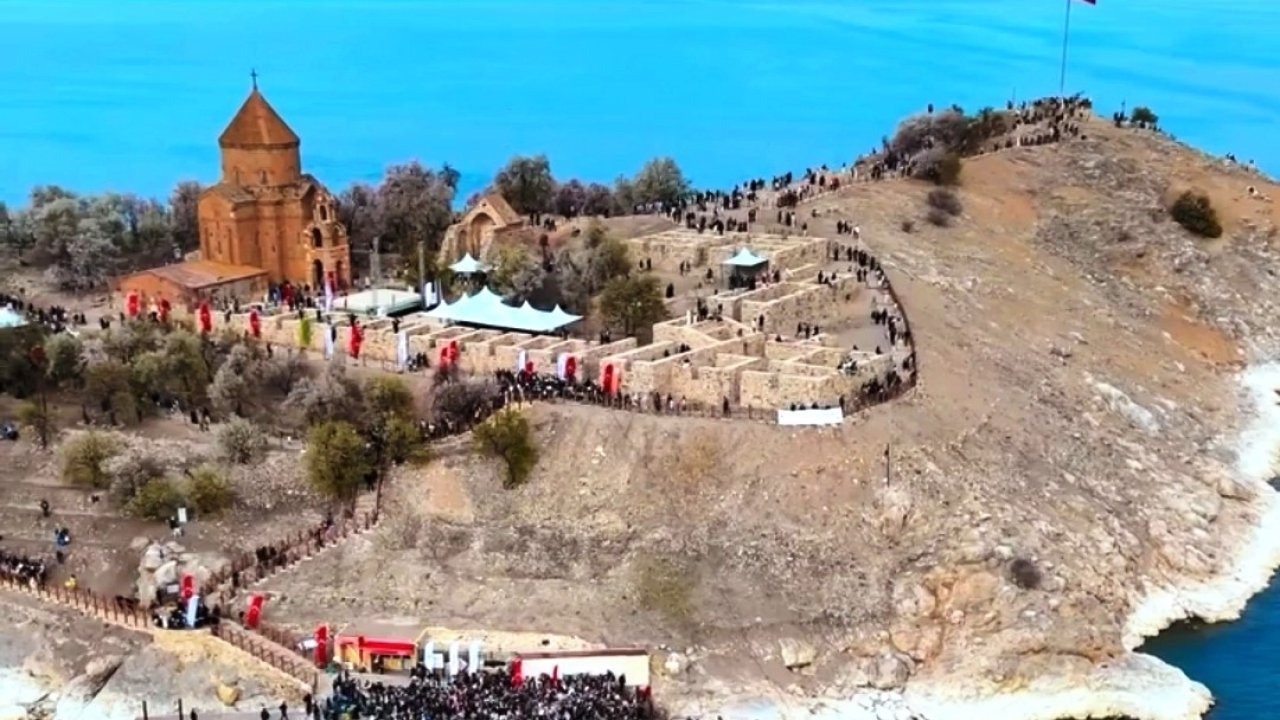 Van Adamar Adasına 30 bin ziyaretçi