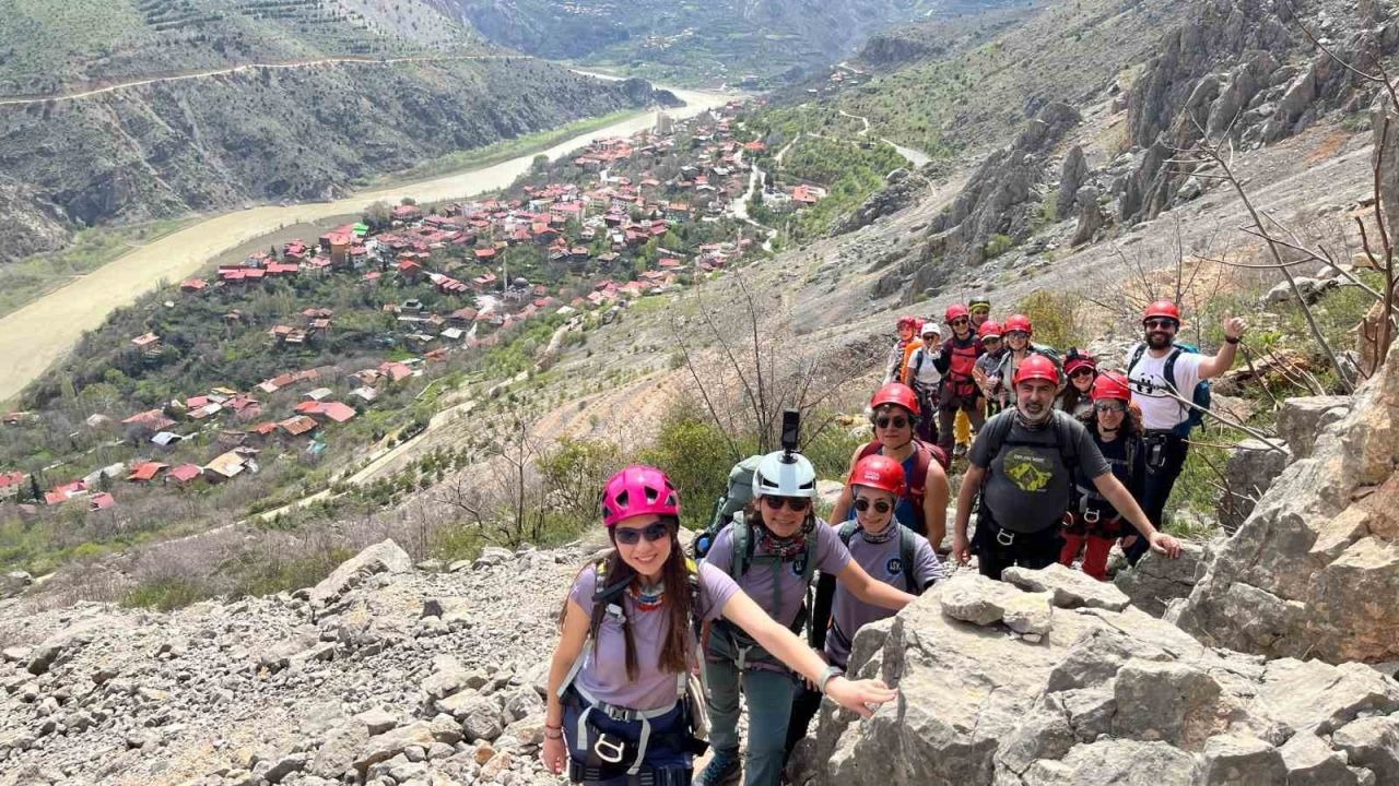 Dağcılar Kemaliye’de via ferrata parkuruna tırmandı