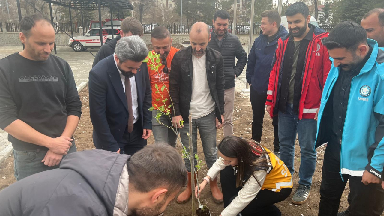 Ağrı İl Sağlık Müdürlüğü Fidanları Toprakla Buluşturdu