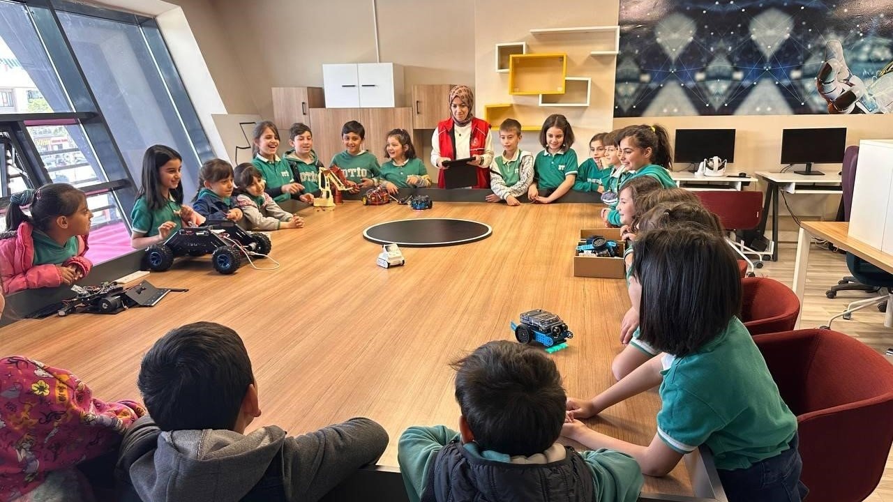 Geleceğin teknoloji liderleri 13 Şubat Gençlik Merkezi’nde yetişiyor