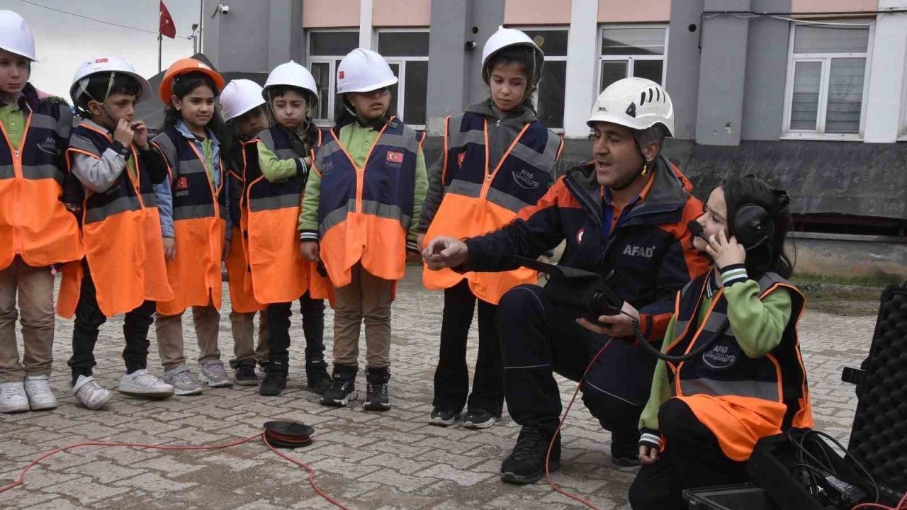 AFAD Deprem senaryosunda görevi çocuklara verdi