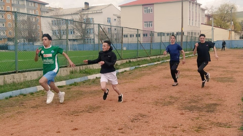 Eleşkirt’te Okul Sporları 2. Küme Atletizm Yarışları Düzenlendi