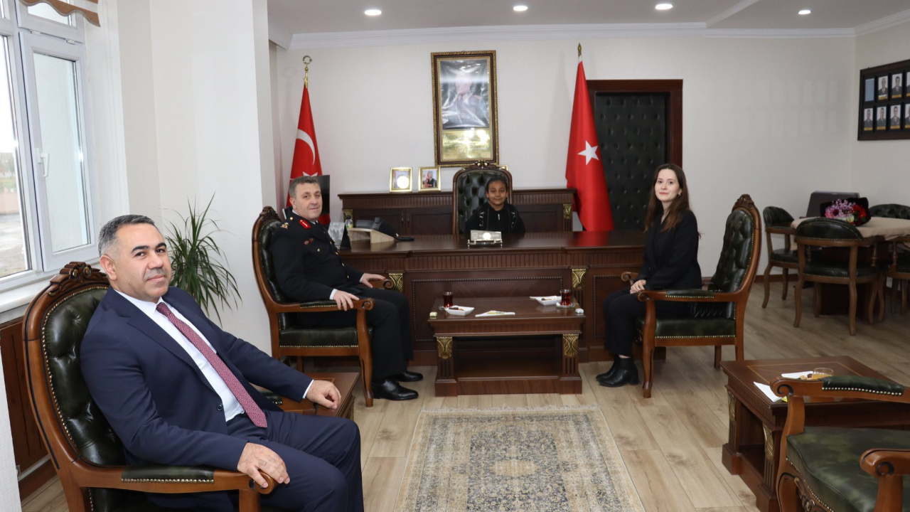 Ağrılı minik komutan görev başında