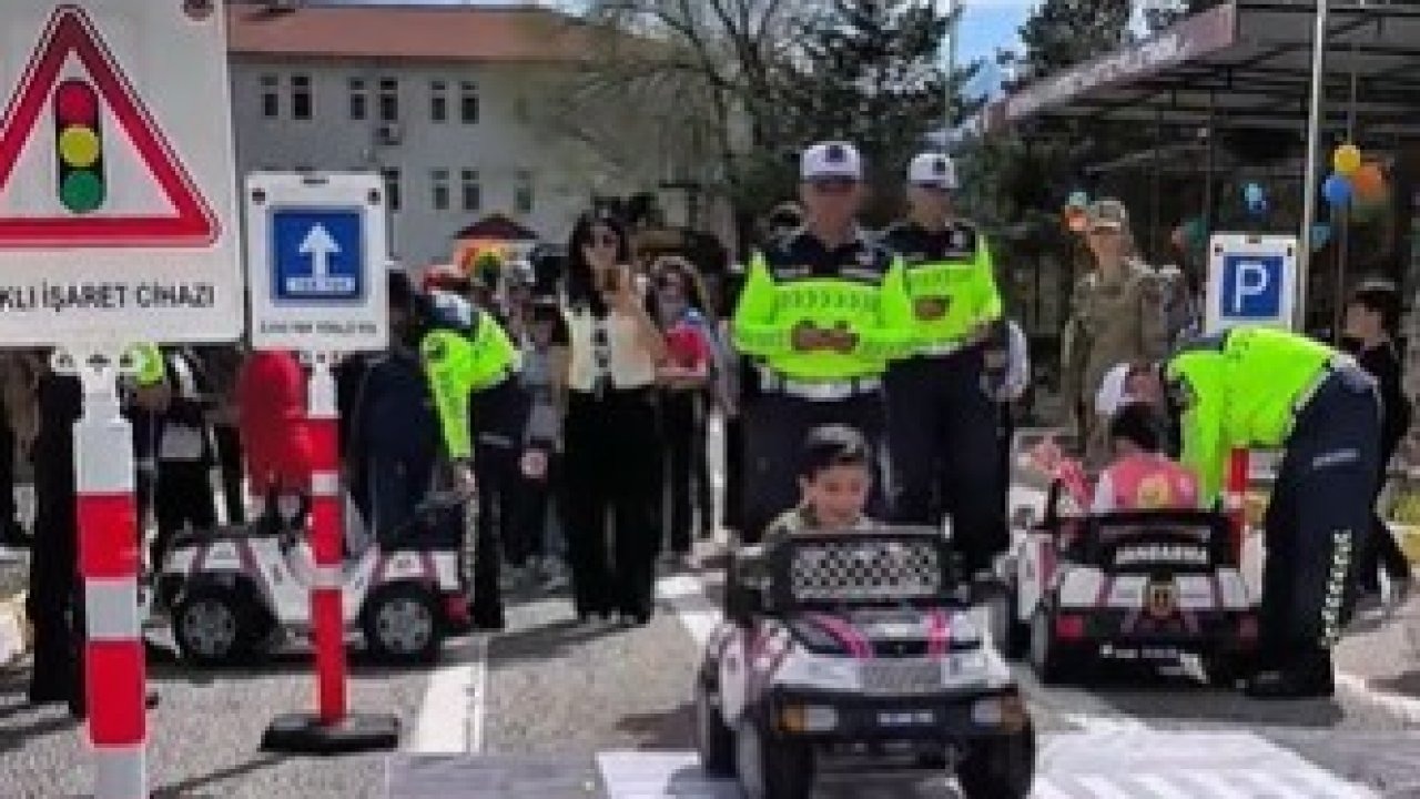 Jandarmadan çocuklara 23 Nisan kutlaması
