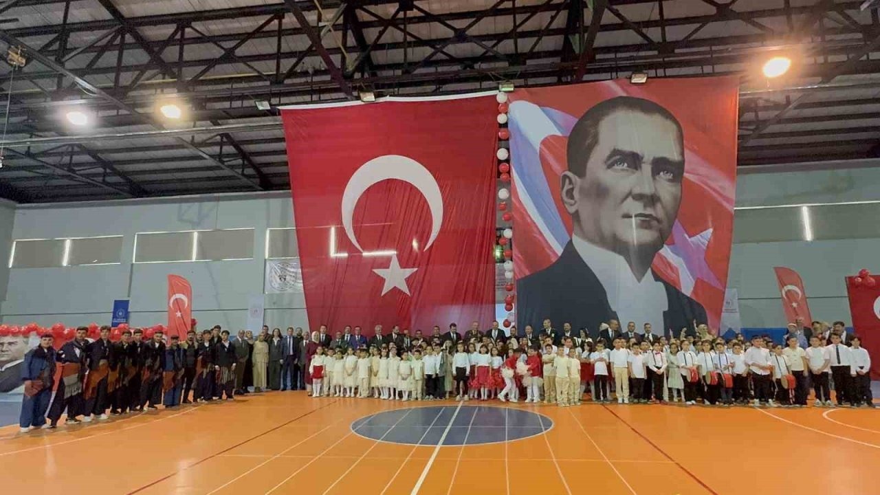 105. yıl coşkusu Tatvan’da renkli görüntülere sahne oldu