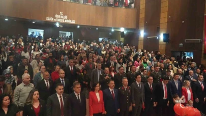 Iğdır’da yağışa rağmen aileler çocukları ile 23 Nisan kutlama programına akın etti