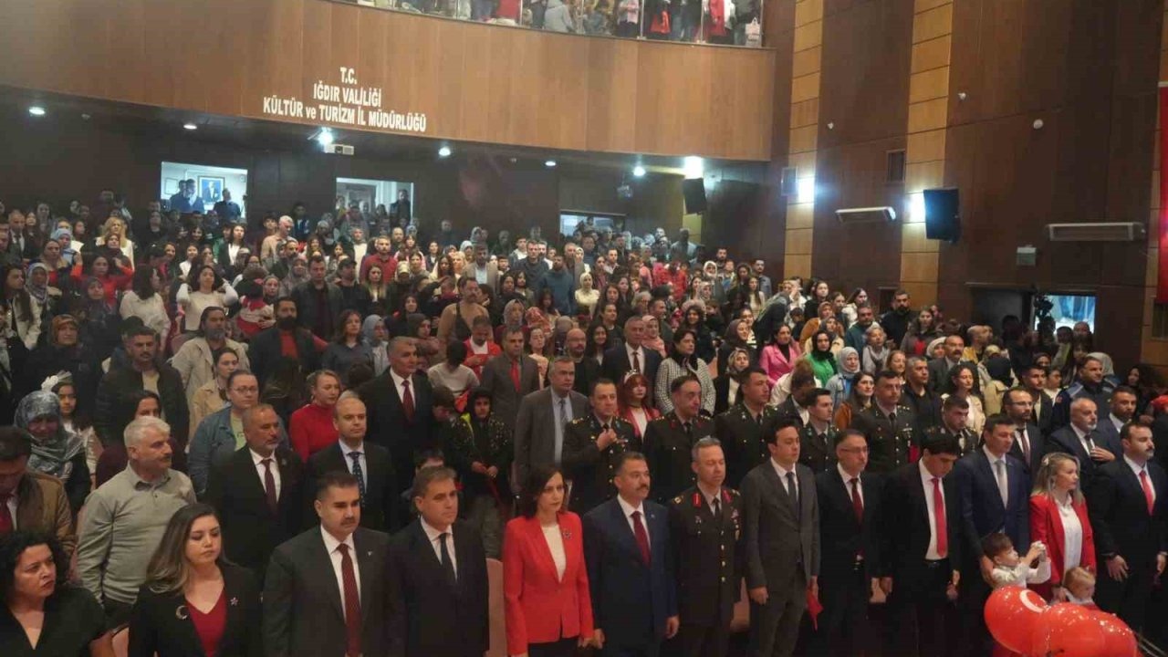 Iğdır’da yağışa rağmen aileler çocukları ile 23 Nisan kutlama programına akın etti