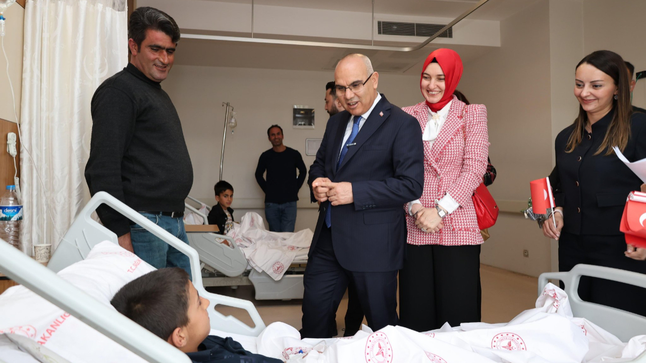 Ağrı Valisi Mustafa Koç, 23 Nisan’da Çocuk Servisi’ni ziyaret etti