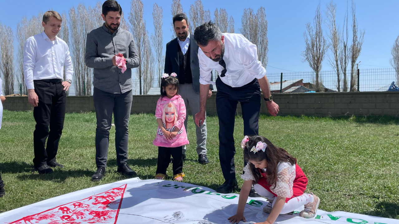 Ağrı’da “Umudu Boyuyoruz” Etkinliğiyle Miniklerden Filistin’e Destek