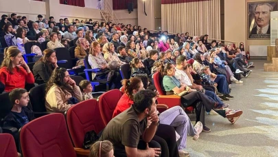 "Dünyanın Kalbi, Bir Uzay Macerası" adlı tiyatro oyunu sergilendi