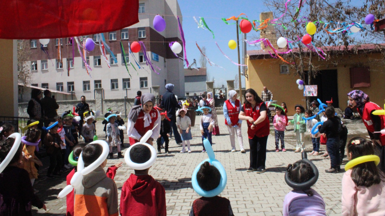 Ağrı Kızılay Gönüllüleri, 23 Nisan Coşkusunu Miniklerle Birlikte Yaşadı