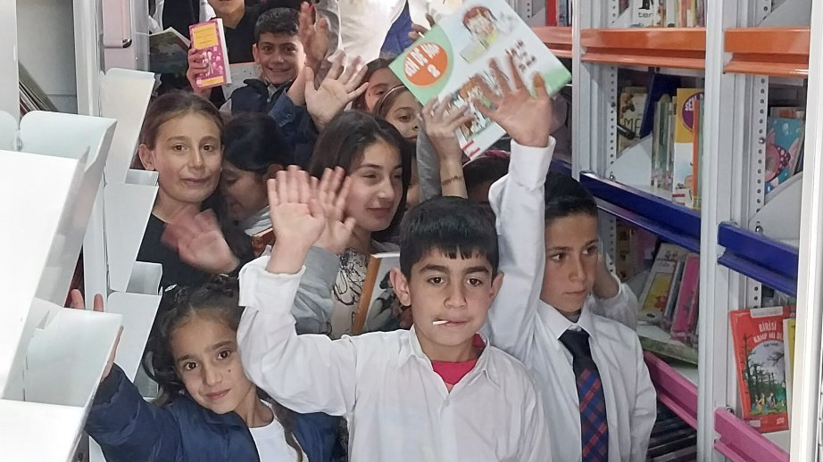 Gezici Kütüphane Ağrı Yakınca Köyü’nde Öğrencilerle Buluştu