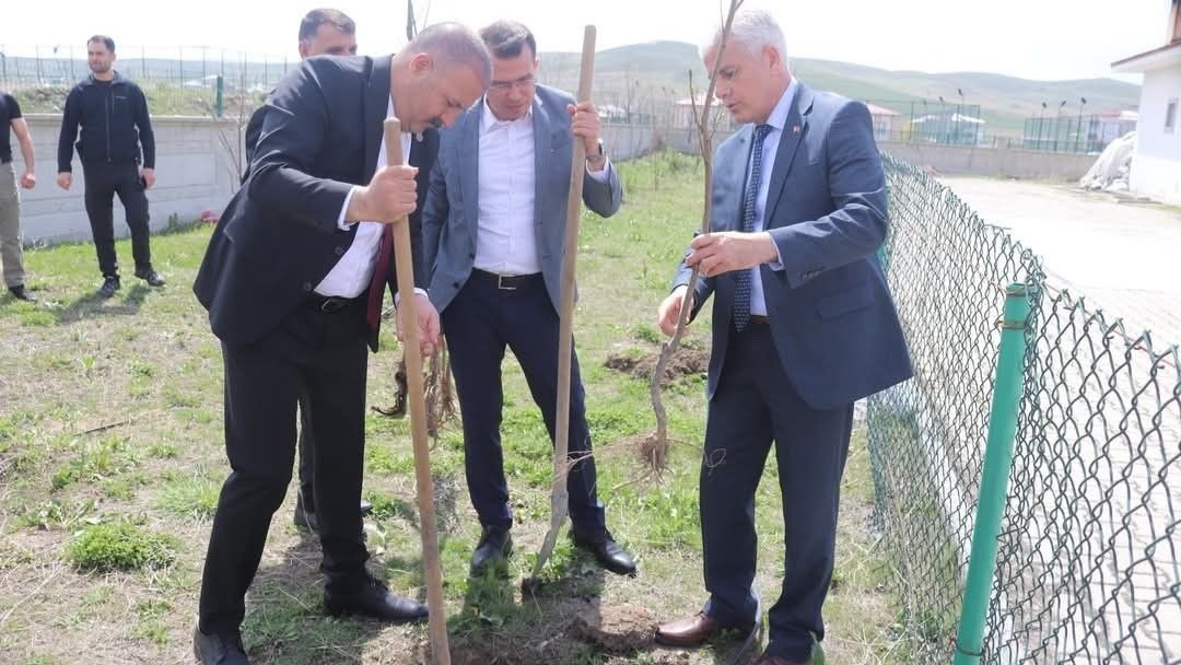 Ağrı'nın Tutak ilçesinde ağaç dikim etkinliği yapıldı