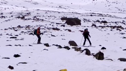 ( Videolu Haber ) Ağrı’nın Zirvesine Kayakla Yolculuk
