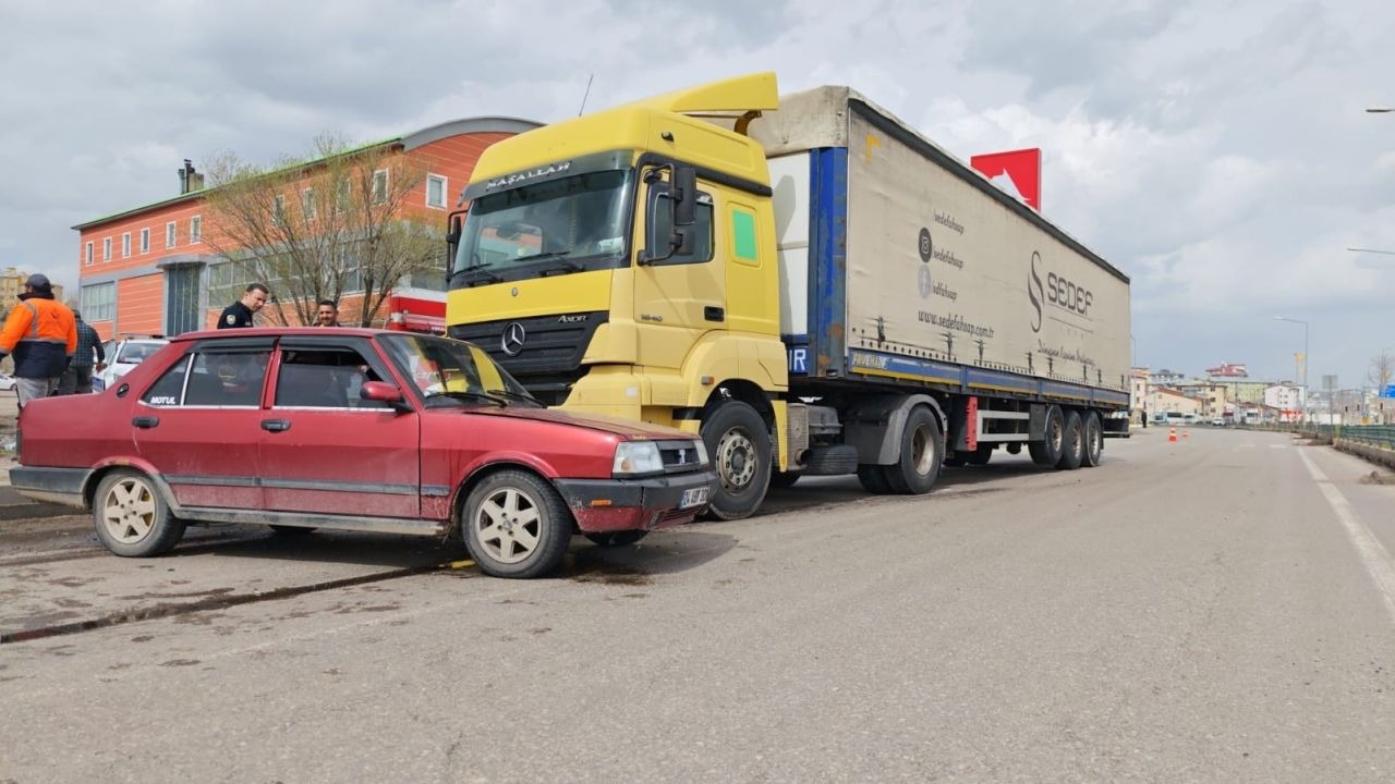 Erzurum'un Aşkale ilçesinde tır otomobili sürükledi: 3 yaralı