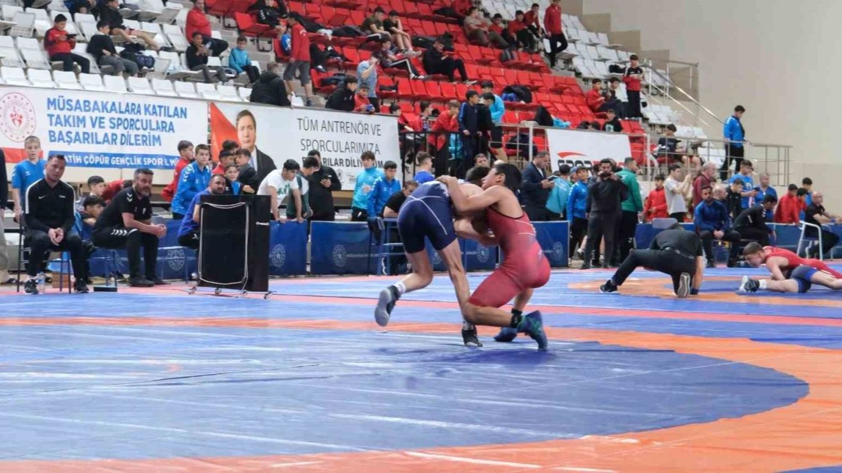 Erzincan'da U15 Türkiye Güreş Grup Müsabakalarının açılışı yapıldı