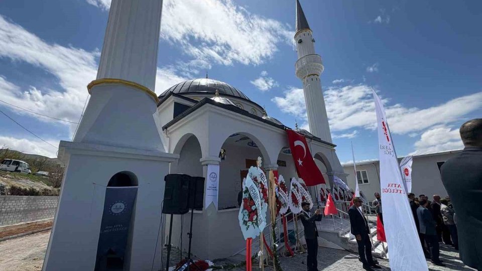 Levent Camii dualarla ibadete açıldı