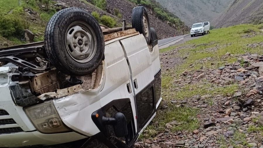 Yağışlı havada kayan minibüs kaza yaptı: 8 yaralı