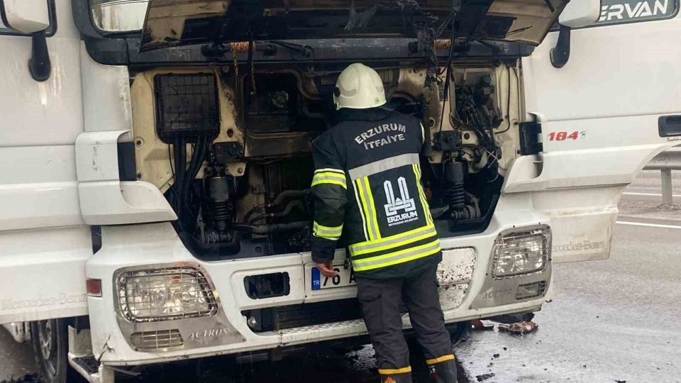 Erzurum'da seyir halindeki tırda yangın çıktı