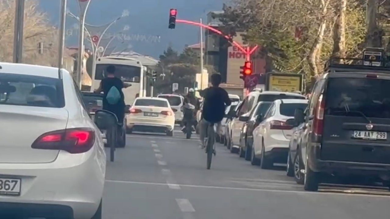 Bisikletle tek teker üzerine giden gençler trafiği tehlikeye düşürüyor