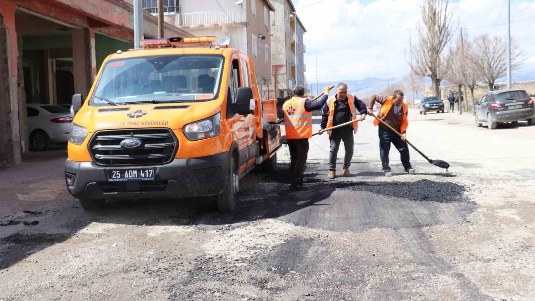 Diyadin’de karayollarında yama çalışması
