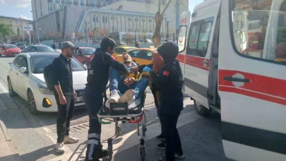 İki araç çarpıştı: 3 yaralı