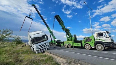 Iğdır’da kontrolden çıkan tır yol kenarında toprağa saplandı