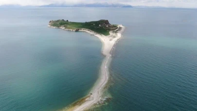 Van Gölü’ndeki Su Çekilmesi Antik Yolu Gün Yüzüne Çıkardı