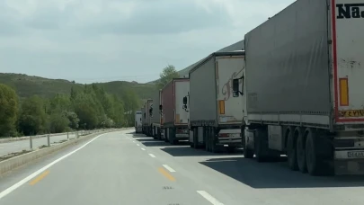 Türkiye-İran sınırında 2 kilometrelik tır kuyruğu