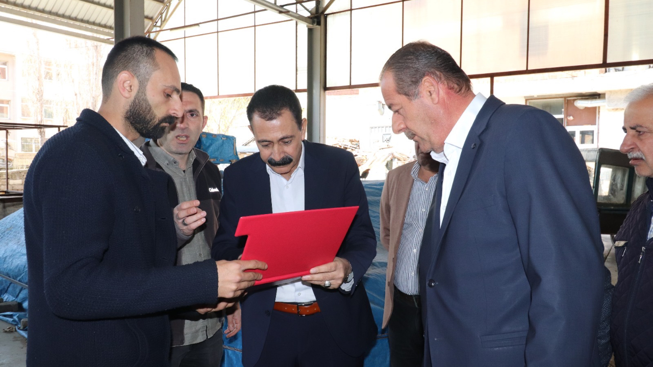 Ağrı Belediyesi Eş Başkanları pazar esnafıyla bir araya geldi