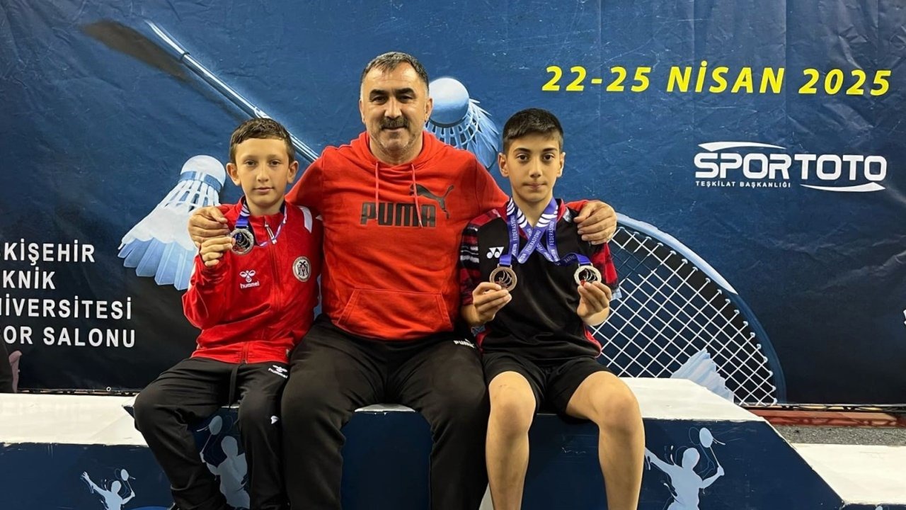 Erzincan’ın minik badmintoncuları 3 madalyanın sahibi