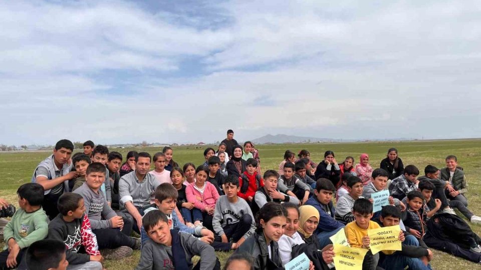 Adilcevaz'ın Göldüzü Köyü Ortaokulundan Arin Gölü’nde örnek temizlik etkinliği