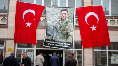 Erciş Kaymakamı Murat Karaloğlu, Şehit Muhammed Koçak İçin Okutulan Mevlid-i Şerif Programına Katıldı