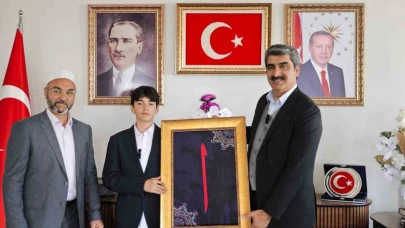 Ezan okuma yarışmasında dereceye girdi, ödülünü Filistin’e bağışladı