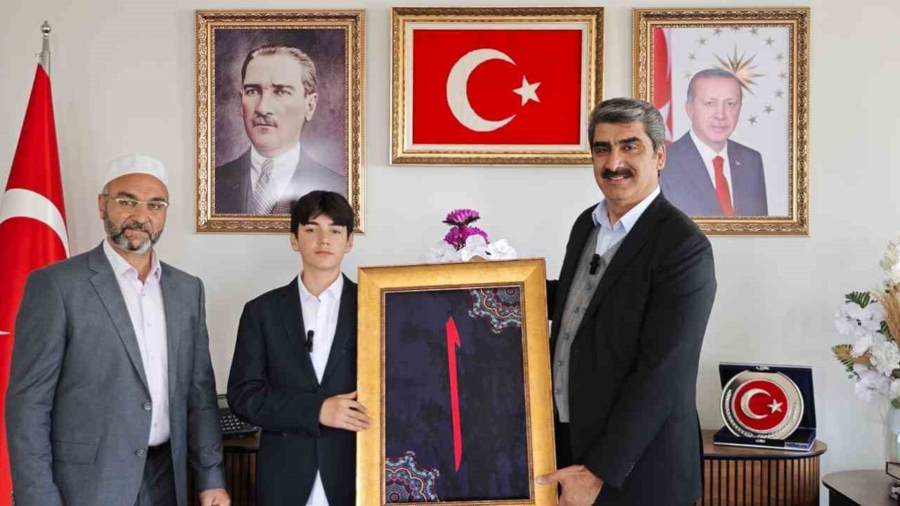 Ezan okuma yarışmasında dereceye girdi, ödülünü Filistin’e bağışladı