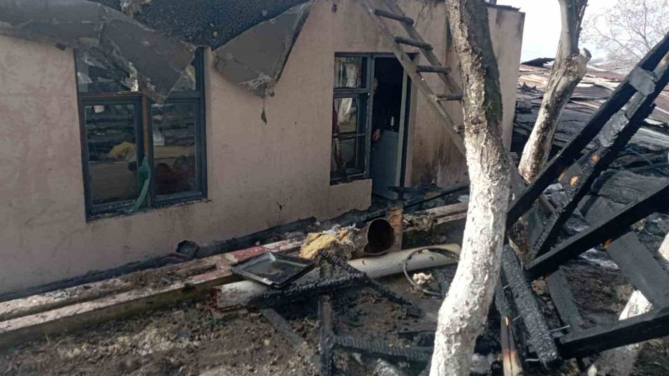 Erzurum’da korkutan çatı  yangın