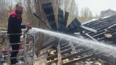 Ağrı’da Çatı Yangını Korkuttu (Videolu Haber)