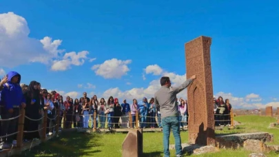 Bursa’dan gelen kız öğrenciler Ahlat’ın tarihi mekanlarını gezdi