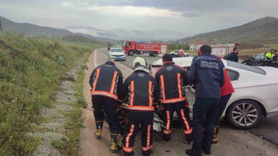 Malatya’da hafif ticari araç ile otomobil çarpıştı: 2 ölü, 2 yaralı