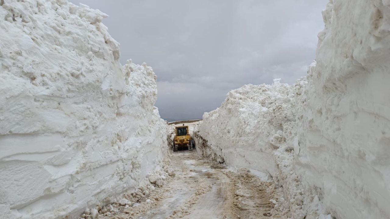 Yüksekova’da 3 metrelik karda yol açma çalışması