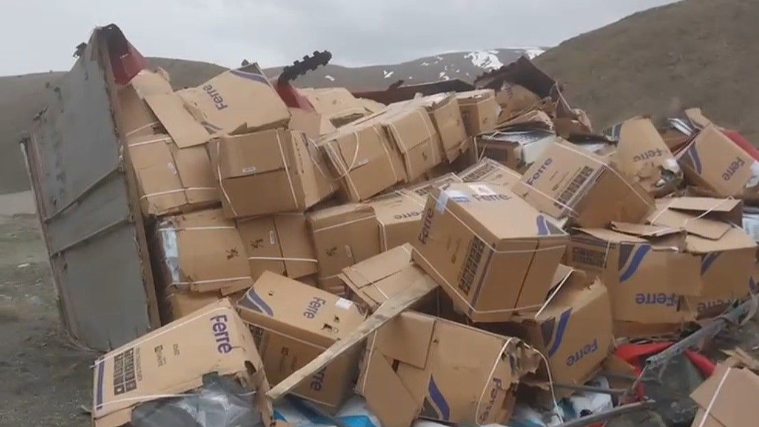 Erzincan’da beyaz eşya yüklü tır devrildi