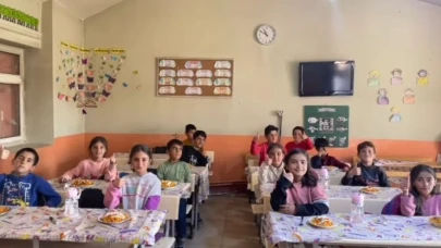 Ağrı'nın Diyadin ilçesinde öğrenciler makarna yaparak eğlendi